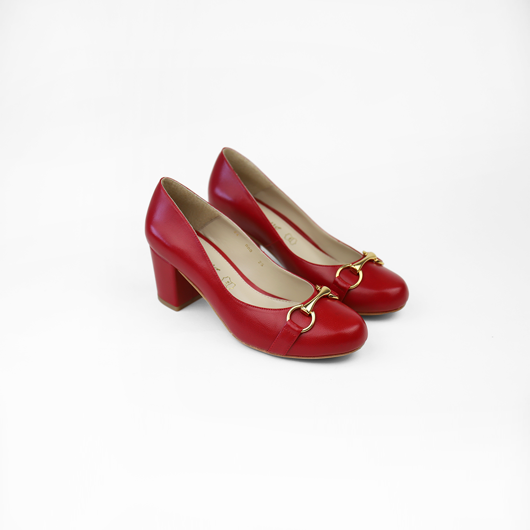 Zapatilla en piel color rojo con herraje