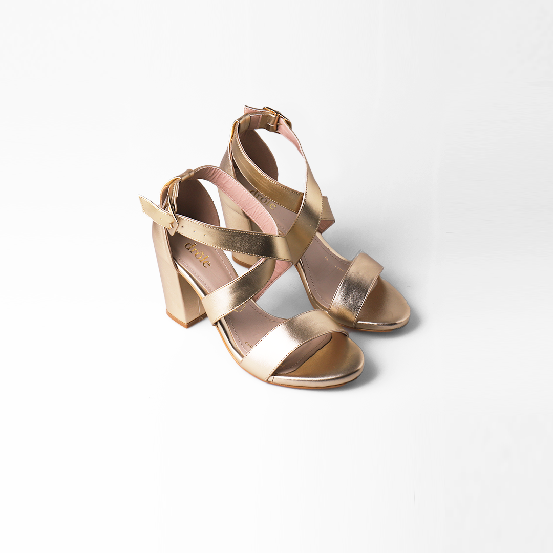 Sandalia oro metálica con tacón ancho
