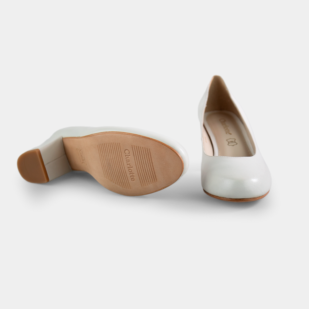 Zapatilla en piel color hueso con tacón ancho