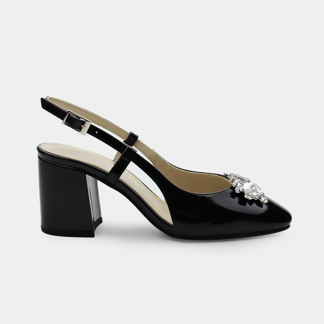 Zapatilla de charol negro con pedrería