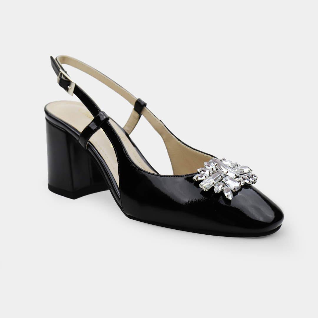 Zapatilla de charol negro con pedrería
