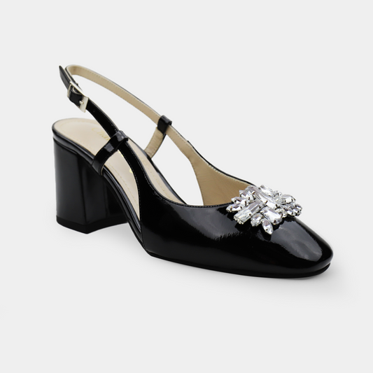 Zapatilla de charol negro con pedrería