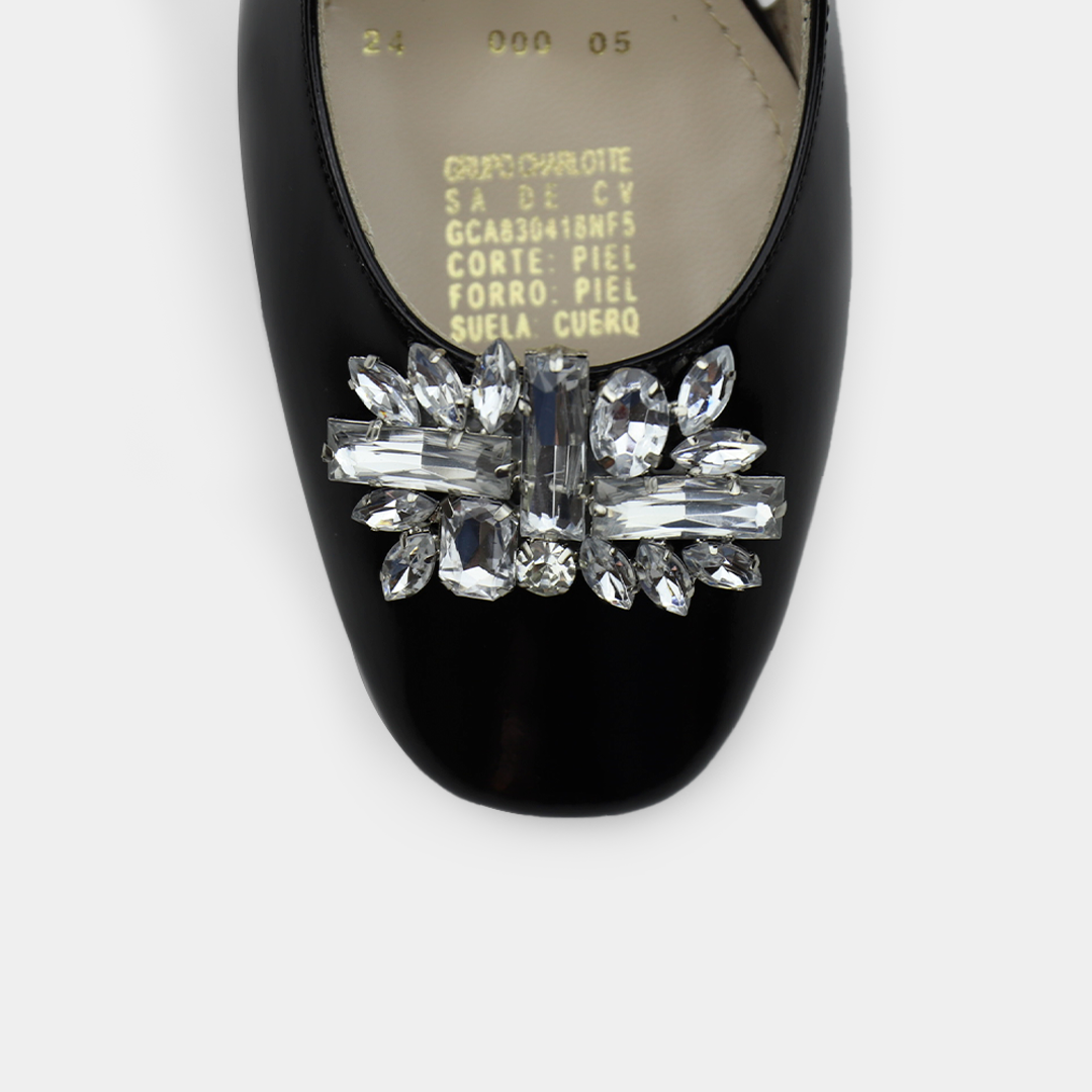 Zapatilla de charol negro con pedrería