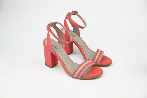 Sandalia coral con tacón ancho y pulsera