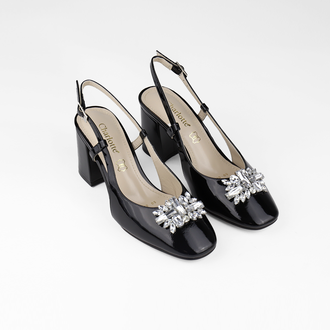 Zapatilla de charol negro con pedrería