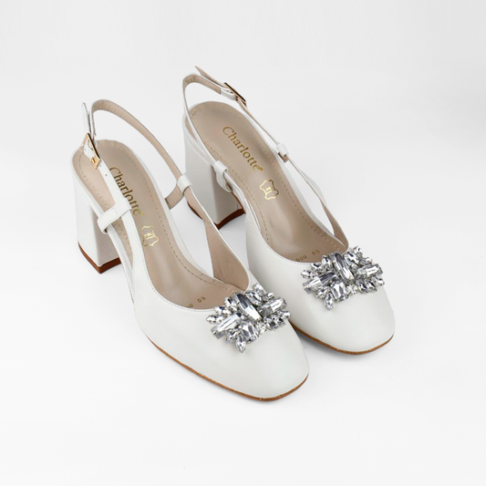 Zapatilla de piel blanco con pedrería