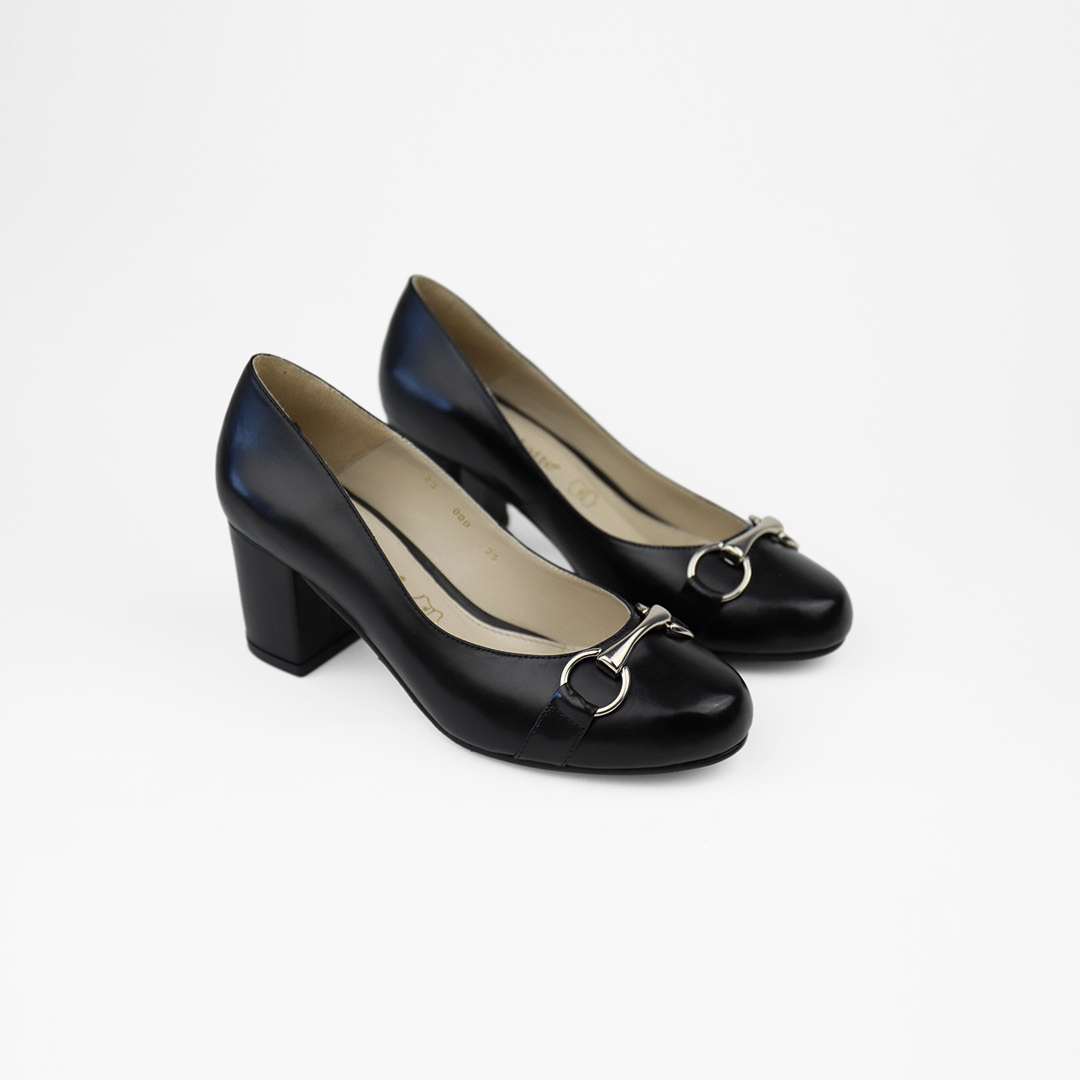 Zapatilla en piel color negro con herraje