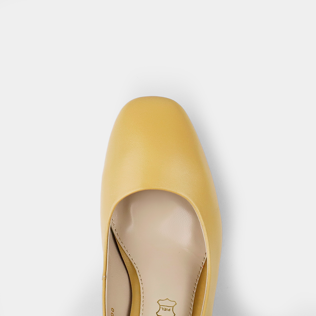 Zapatilla en piel color miel con tacón ancho