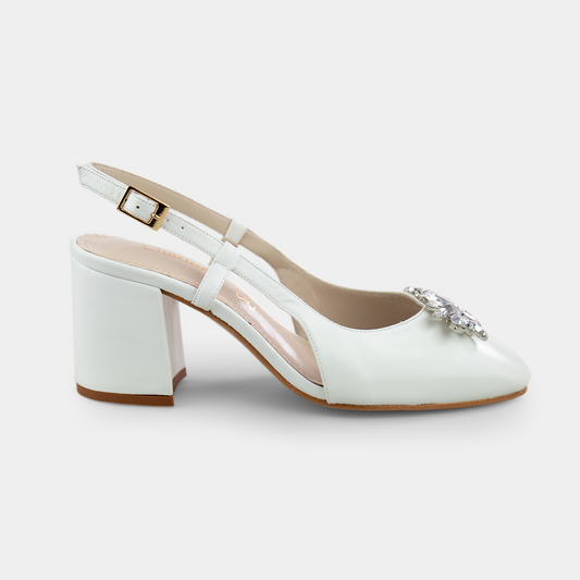 Zapatilla de piel blanco con pedrería