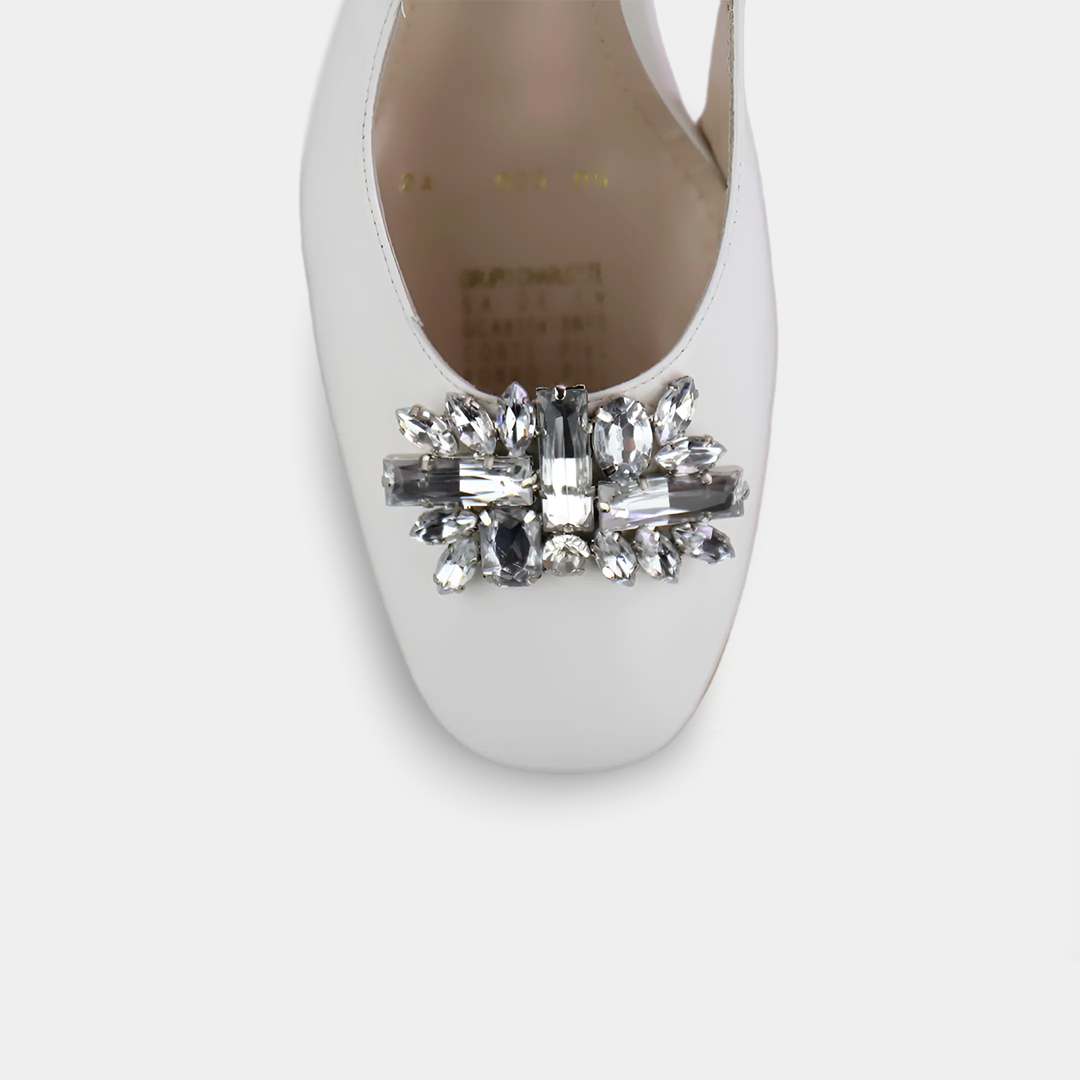 Zapatilla de piel blanco con pedrería