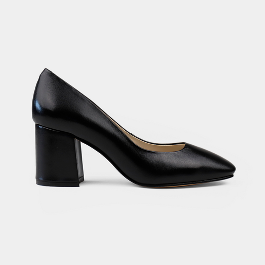 Zapatilla en piel color negro con tacón ancho