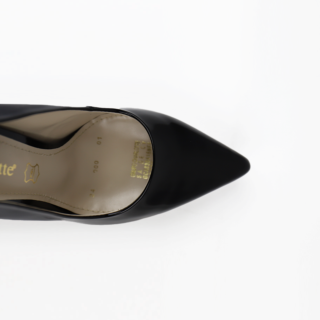 Zapatilla en charol negro forma puntal