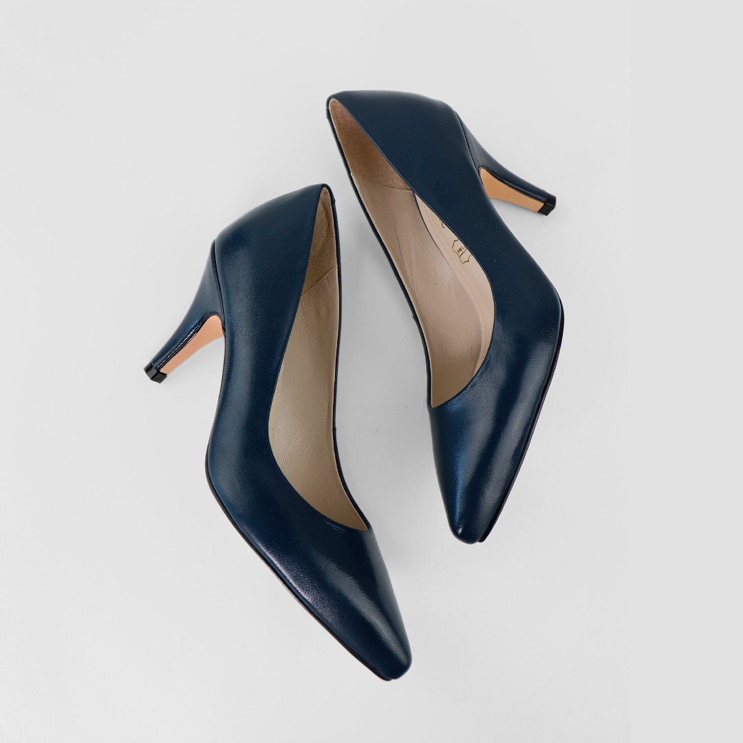 Zapatilla clásica puntal azul marino con tacon medio