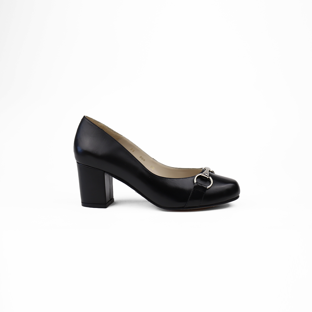 Zapatilla en piel color negro con herraje