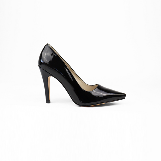 Zapatilla en charol negro forma puntal