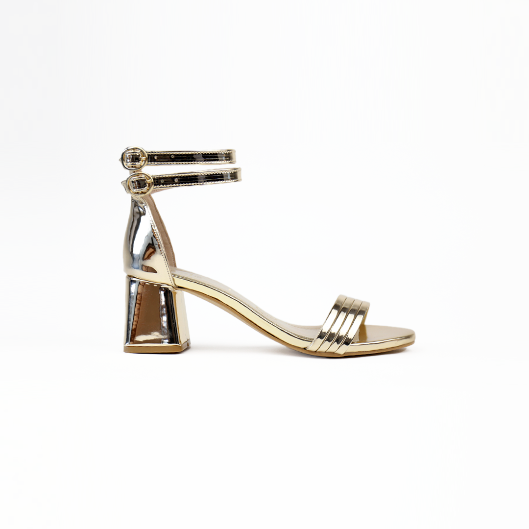 Sandalia de tacón ancho y doble pulsera oro