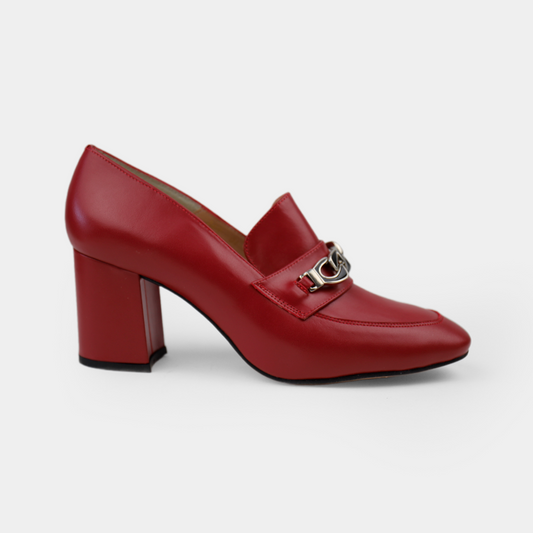 Zapatilla color rojo estilo mocasín con tacon ancho