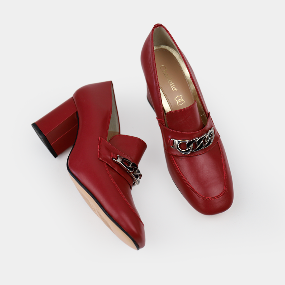 Zapatilla color rojo estilo mocasín con tacon ancho