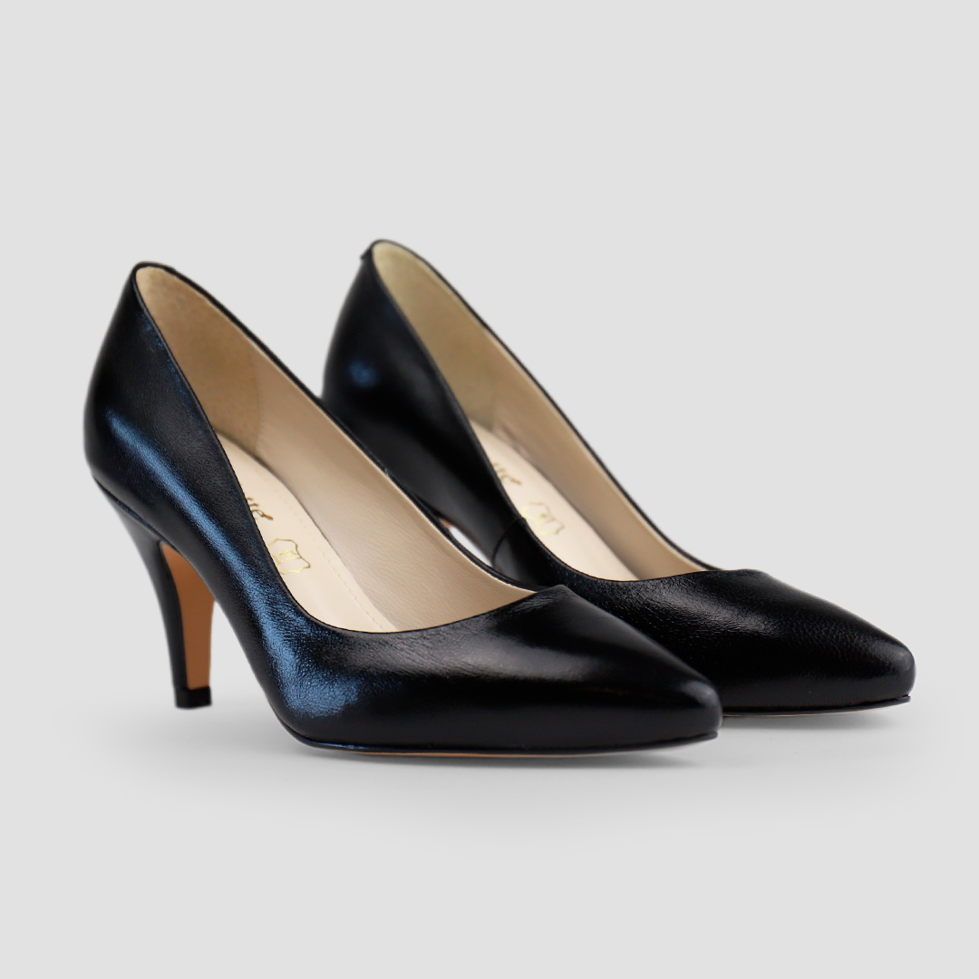 Zapatilla puntal en piel color negro tacón medio