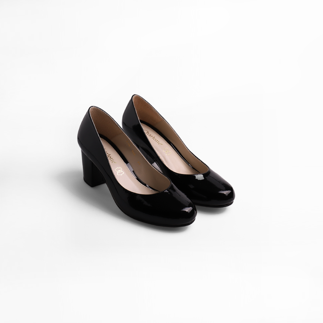Zapatilla en charol negro con punta redonda