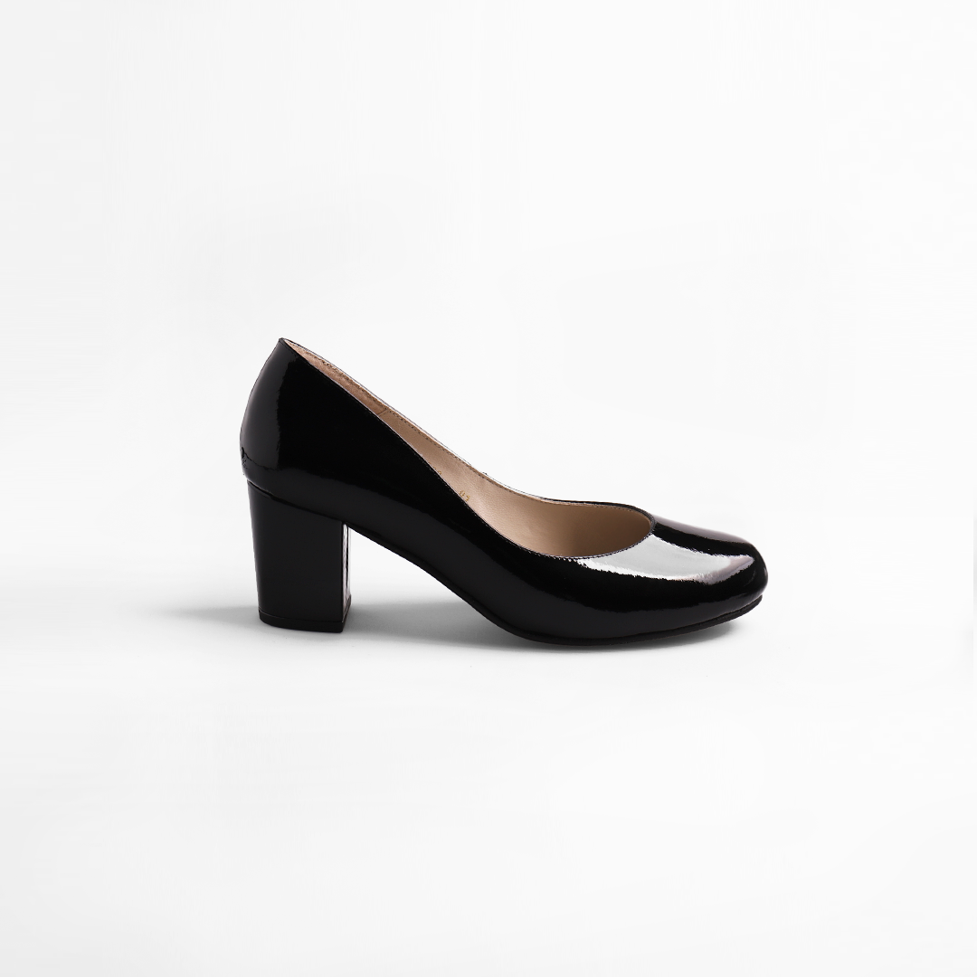 Zapatilla en charol negro con punta redonda