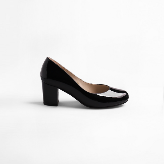 Zapatilla en charol negro con punta redonda