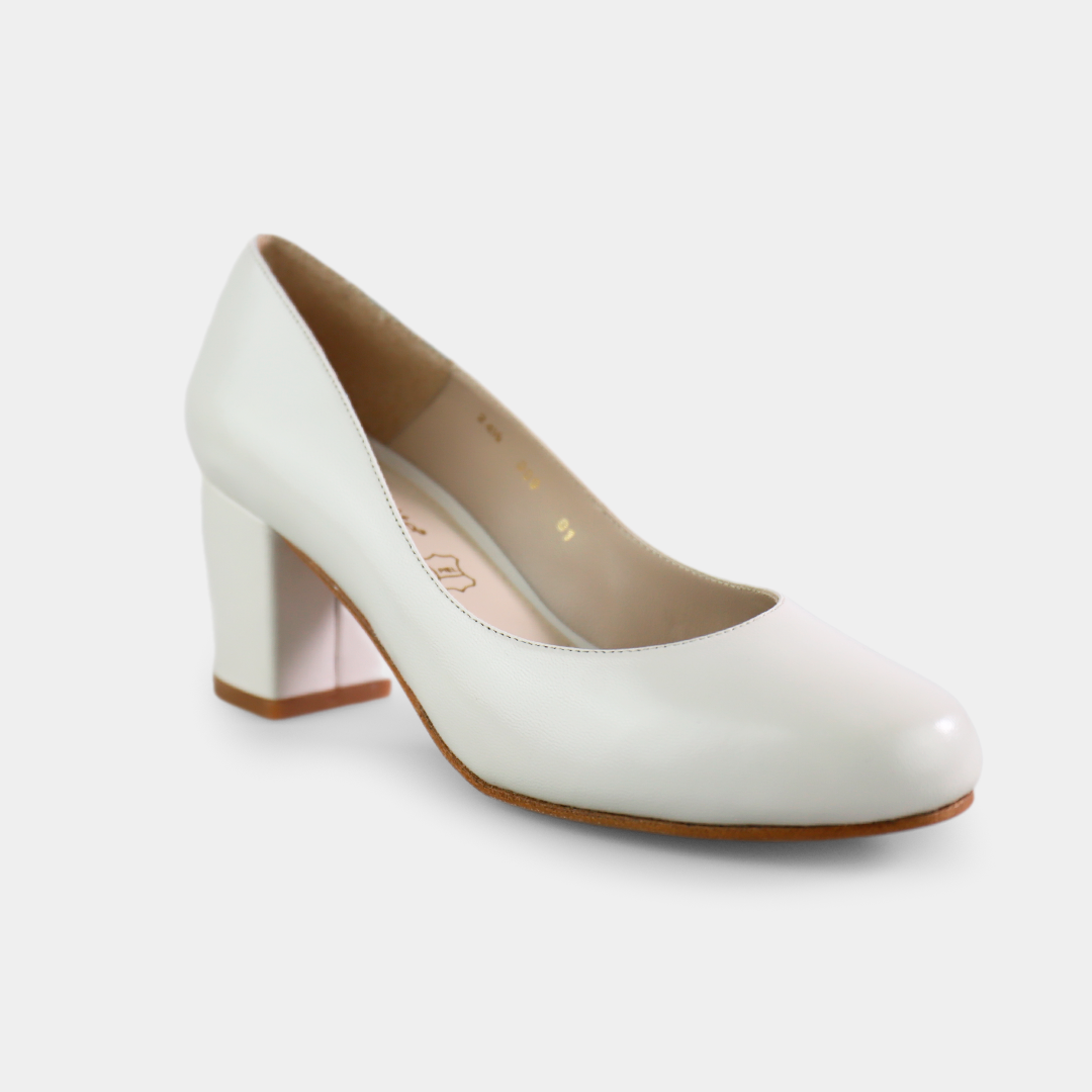 Zapatilla en piel color hueso con tacón ancho