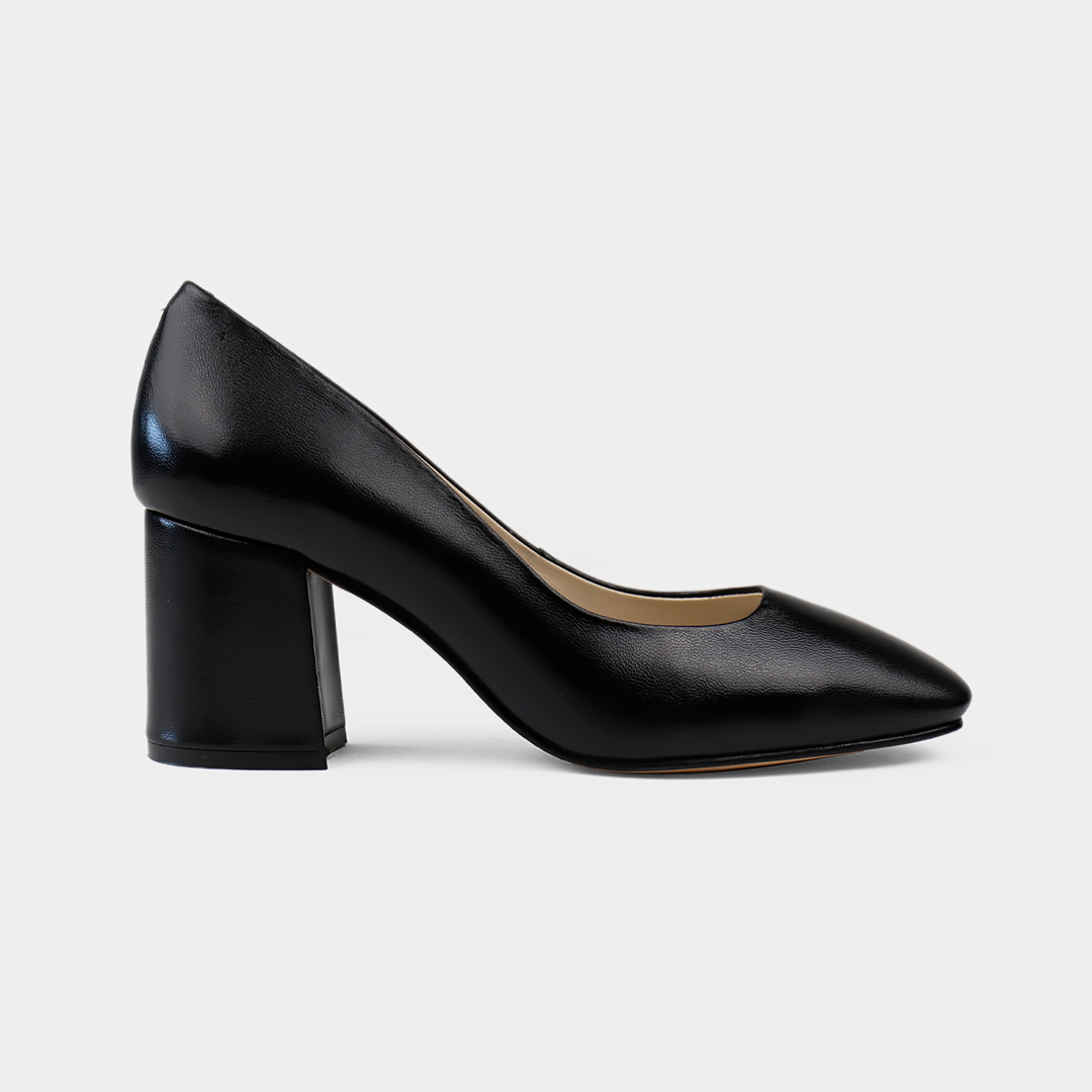 Zapatilla en piel color negro con tacón ancho
