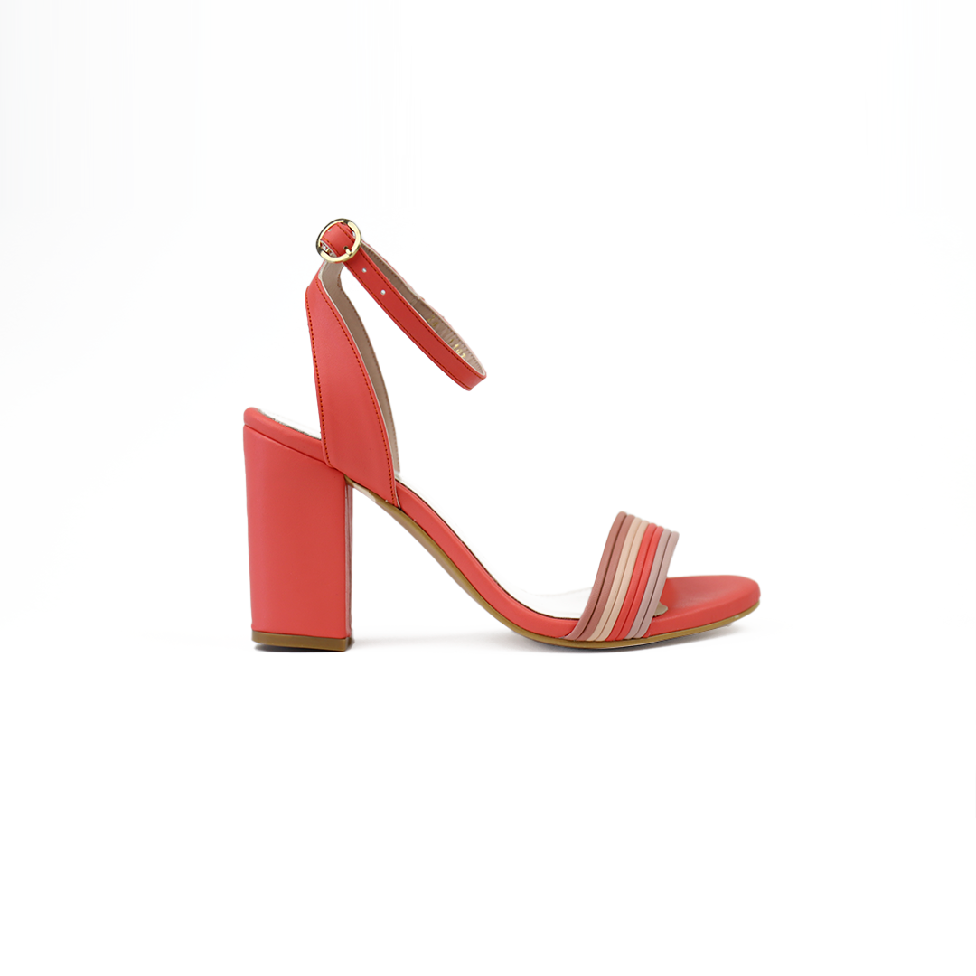 Sandalia coral con tacón ancho y pulsera