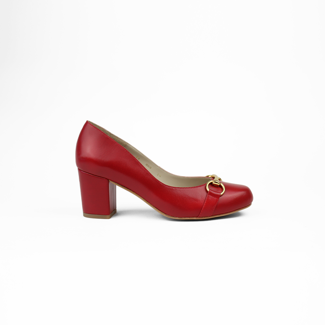 Zapatilla en piel color rojo con herraje